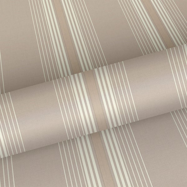 Schlafzimmer mit gestreifter Tapete, Rattankopfteil und Pflanzen