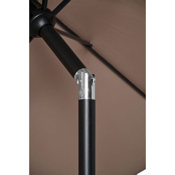 Detailansicht eines Sonnenschirms mit schwarzem Gestell und verstellbarem Mechanismus