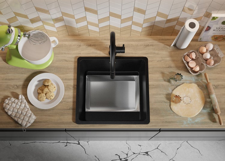 Küchenszene mit Spüle, Armatur und Backutensilien auf einer Arbeitsplatte