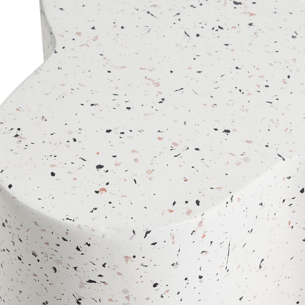 Detailansicht eines Möbels mit Terrazzo-Muster