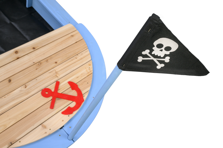 Detailansicht eines Spielbetts in Form eines Piratenschiffs mit Totenkopf-Flagge und Anker