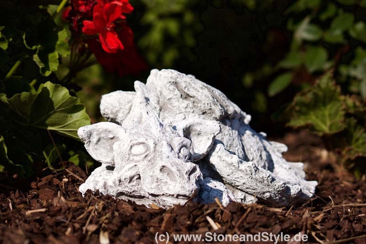 Dekorative Drachenfigur aus Steinguss für den Garten