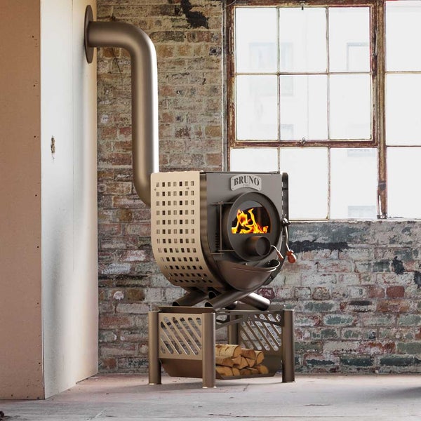 Bruno Kaminofen mit Holz und Rauchrohr vor Ziegelwand