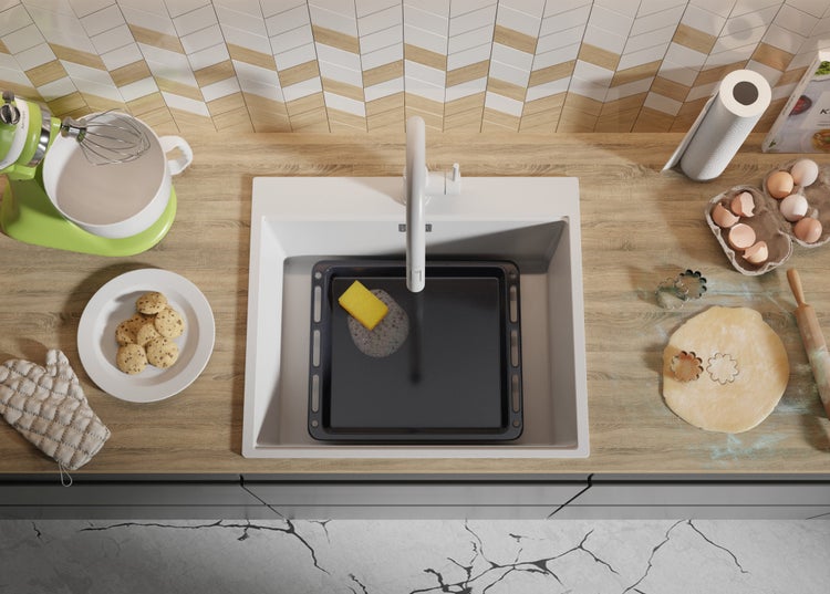 Küchenszene mit Spüle, Geschirr, Backzutaten und Küchengeräten von oben