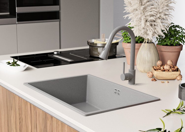 Spüle aus Stein mit Armatur in einer modernen Küche.