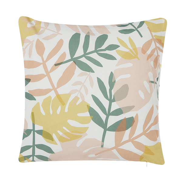 Gartensitzgruppe mit Sofa, Sessel und Holztisch auf einem Patio mit Pflanzen