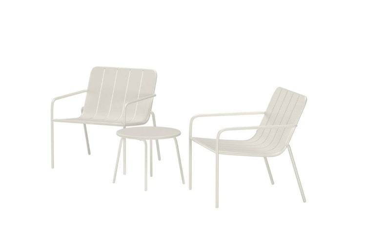 Garten-Lounge-Set aus Metall, bestehend aus zwei Sesseln mit Latten-Design und einem runden Beistelltisch.