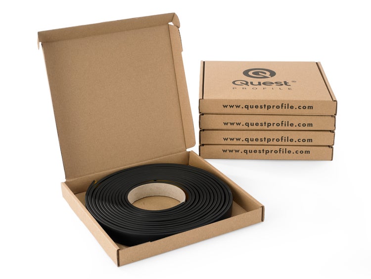 Quest Profile Dichtungsband in geöffneter Verpackung und drei geschlossenen Verpackungen