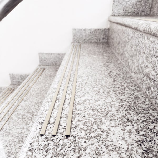 Treppe mit Antirutschprofilen