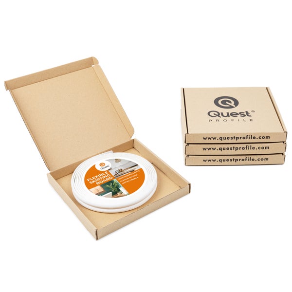 Flexible Sockelleiste in geöffneter Verpackung und drei geschlossene Verpackungen