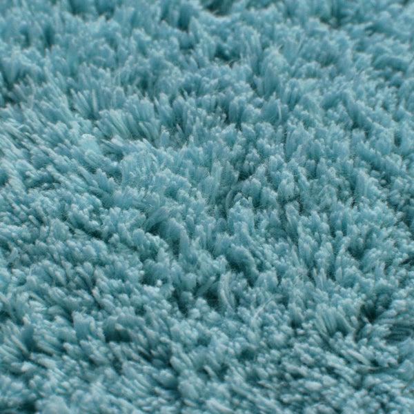 Nahaufnahme eines Hochflor-Teppichs mit weicher, dichter Textur.