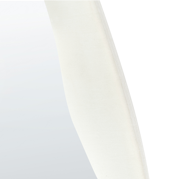 Nahaufnahme der Textur eines weißen, halbtransparenten Stoffes.