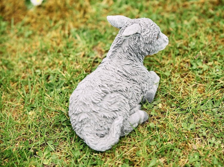 Dekorative Gartenfigur in Form eines liegenden Lamms aus witterungsbeständigem Material zur Gartendekoration