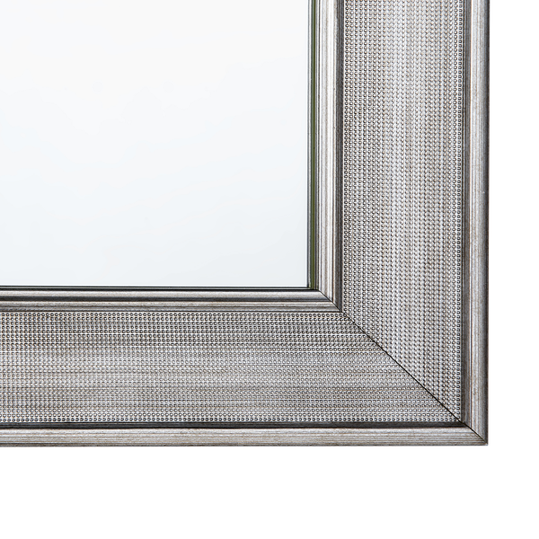 Detailansicht eines silberfarbenen Bilderrahmens