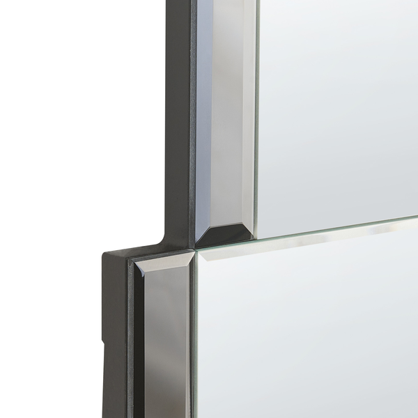 Detailansicht eines Spiegels mit Facettenschliff