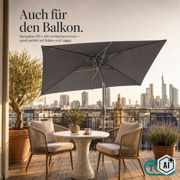 Rechteckiger Balkonschirm mit 210 mal 140 Zentimeter auf einem Balkon mit Sitzgruppe und Blick auf die Skyline.