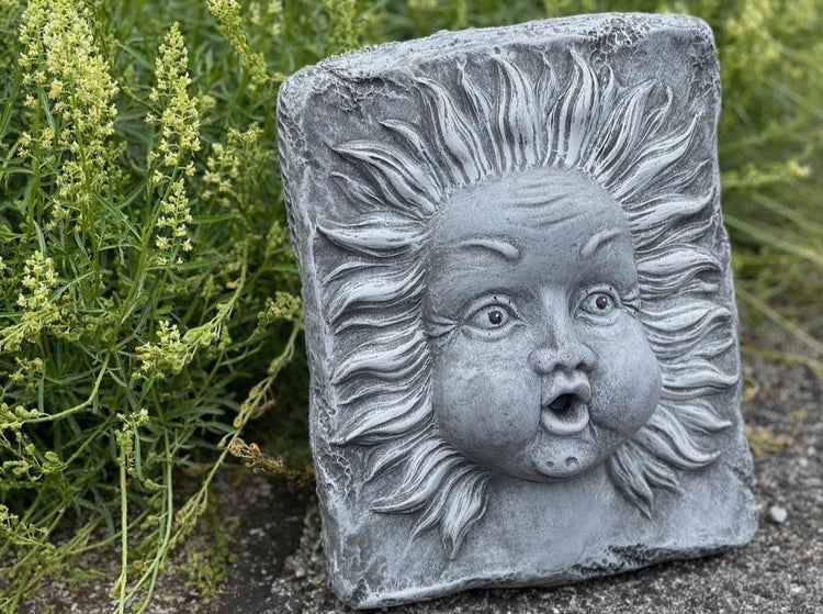 Steinfigur Sonnengesicht als Gartenstecker oder Wanddekoration aus witterungsbeständigem Material