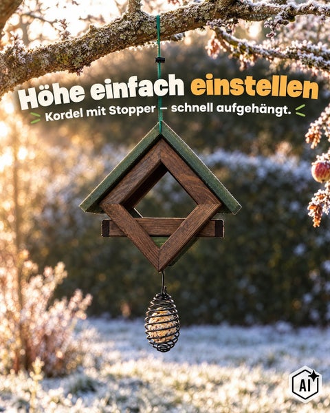 Holz Vogelhaus mit integriertem Metallkorb für Meisenknödel hängt an einem Baum im Garten.