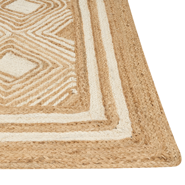 Geflochtener Jute-Teppich mit geometrischem Rautenmuster und gestreifter Bordüre.