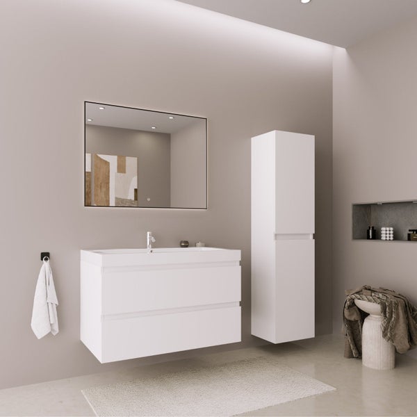 Modernes Badezimmer Set bestehend aus einem wandhängenden Waschbeckenunterschrank mit zwei Schubladen, einem Waschbecken, Spiegel und Hochschrank.