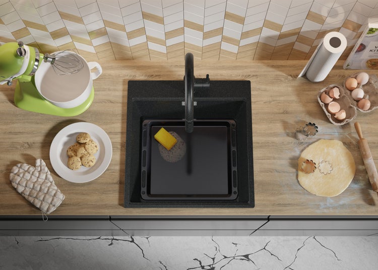 Küchenszene mit Spüle, Kochutensilien und Zutaten zum Backen.