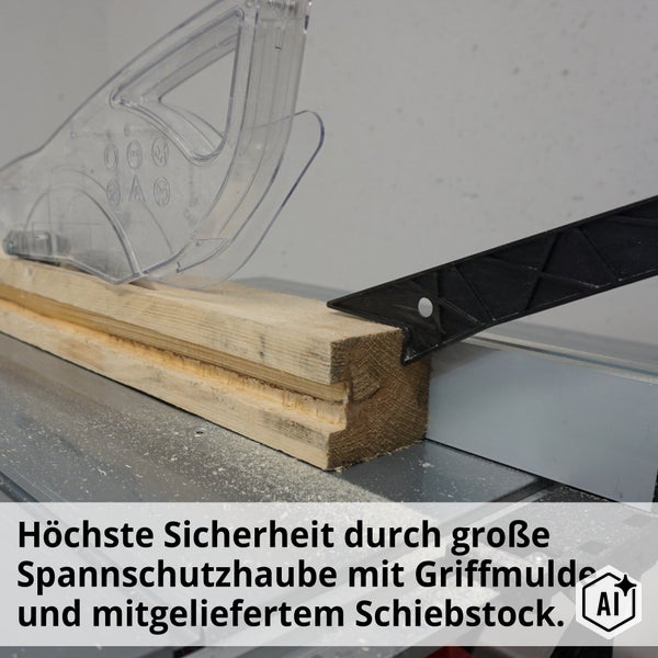 Tischkreissäge mit transparenter Sägeblattschutzhaube und Schiebestock bei der Bearbeitung eines Holzbalkens.