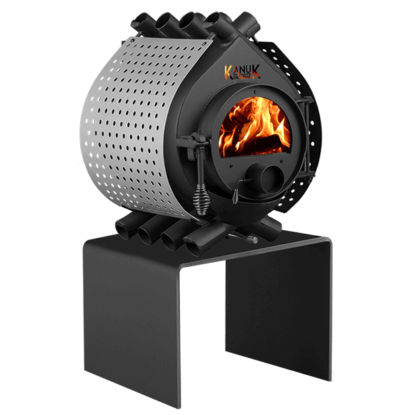 Kanuk Warmluftofen mit gelochter Seitenverkleidung, Sichtfenster mit brennendem Holzfeuer und Untergestell. Kanuk Logo.