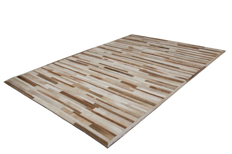 Rechteckiger Patchwork-Teppich aus Kuhfell mit Streifenmuster in Braun und Beige.