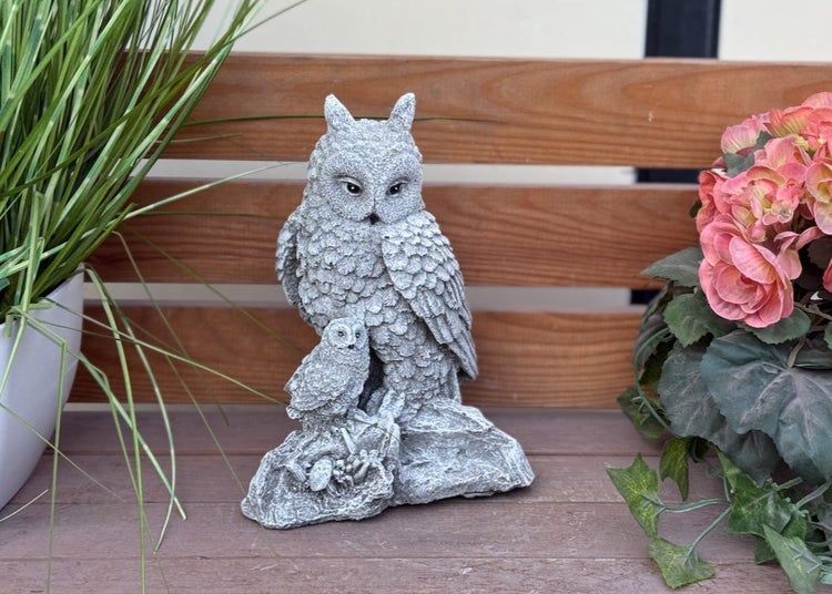 Gartenfigur Eule mit Küken aus wetterfestem Kunststein in detailreicher Steinoptik.
