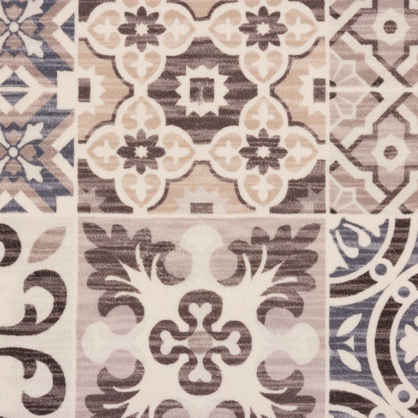 Teppich mit Patchwork-Design aus verschiedenen Vintage-Fliesenmustern und Ornamenten.