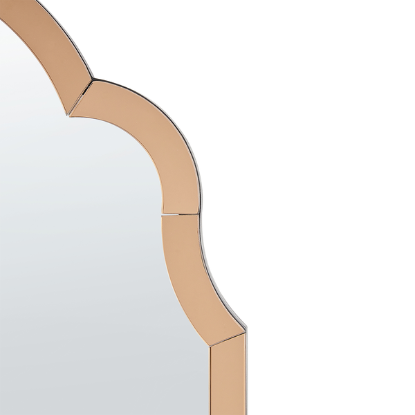 Detailansicht eines Spiegels mit dekorativem Rahmen