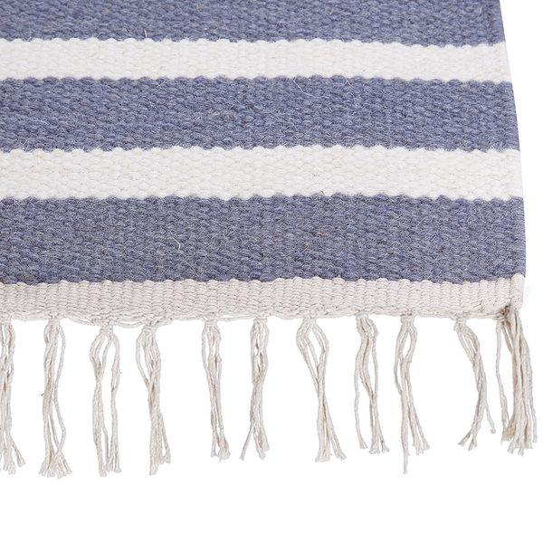 Gestreifter Flachgewebe-Teppich in Blau und Weiß mit Fransen am Rand.