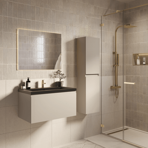 Modernes Badezimmer mit hellem Waschtischunterschrank, dunklem Waschbecken, goldenen Armaturen, hinterleuchtetem Spiegel und einer Glasdusche.