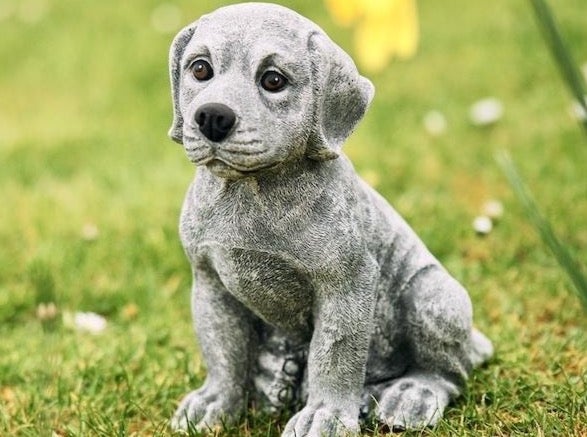 Steinfigur Hundewelpe aus Kunststein als Dekoration für den Garten