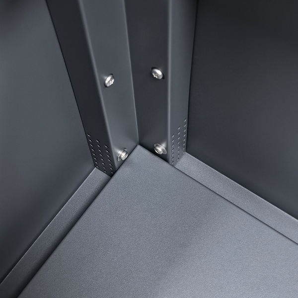 Innenansicht einer Metallecke mit Verschraubungen und Belüftungsschlitzen.