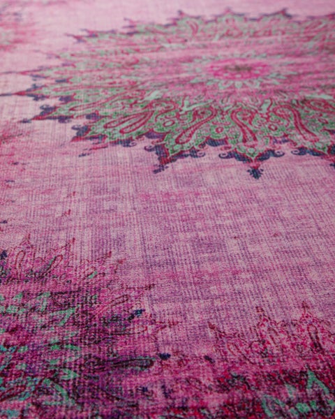 Teppich im Vintage-Stil mit orientalischem Mandala-Muster in Rosa und Grün mit gewebter Struktur.
