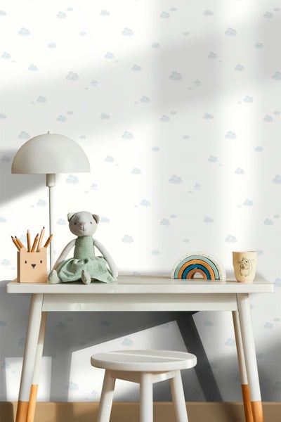 Kinderzimmer mit Schreibtisch, Stuhl, Lampe, Spielzeug und Wolkenmuster-Tapete