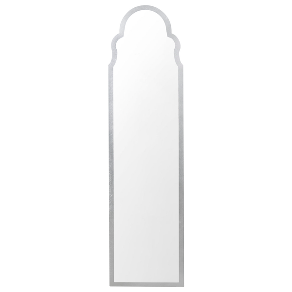 Detailansicht eines silberfarbenen Spiegels mit dekorativem Rahmen