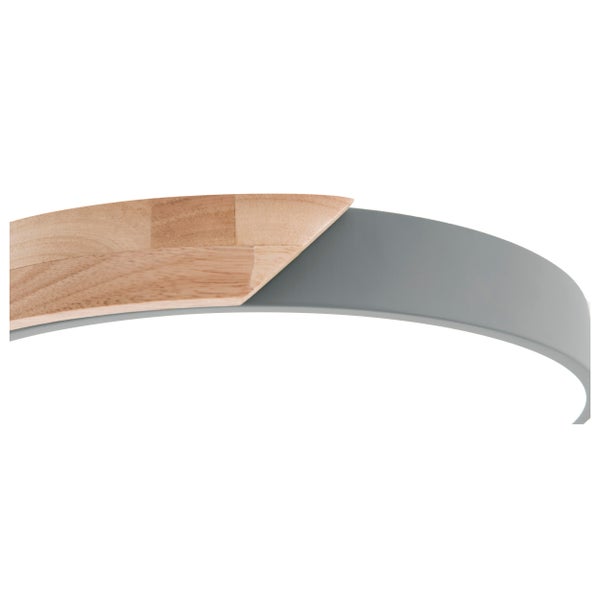 Detail einer Deckenleuchte mit Holz- und Metallelementen