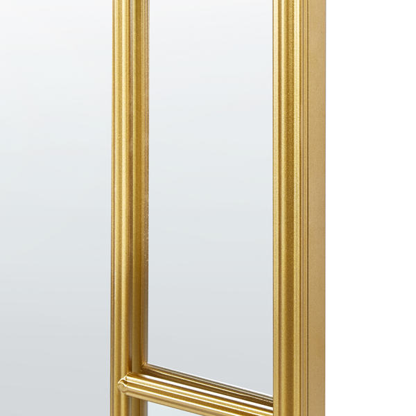 Detailansicht eines Wandspiegels mit profiliertem Rahmen in Gold