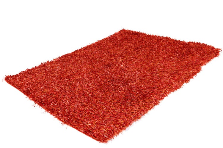 Roter rechteckiger Hochflor-Teppich mit zotteliger Struktur.
