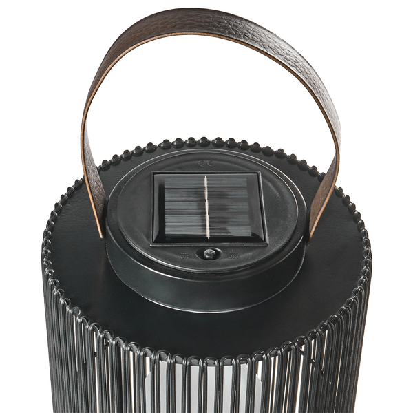 Solar-Laterne mit Solarmodul auf der Oberseite, Ein-Aus-Schalter und braunem Tragegriff aus Kunstleder.