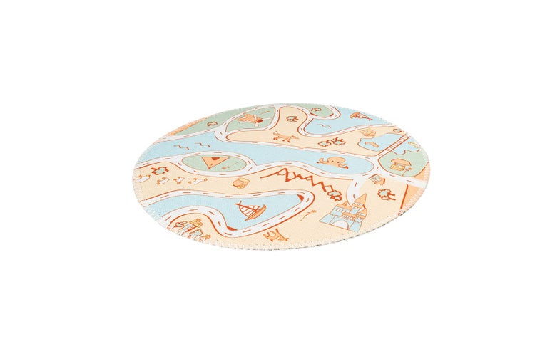 Runder Kinderteppich mit illustriertem Landkarten-Motiv mit Straßen, Gewässern, Booten und Schlössern.