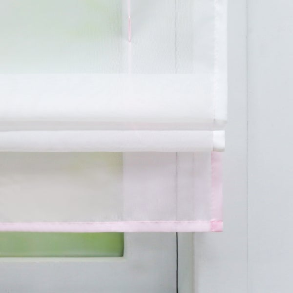 Römische Faltstores mit feinen Stoffdetails am Fenster
