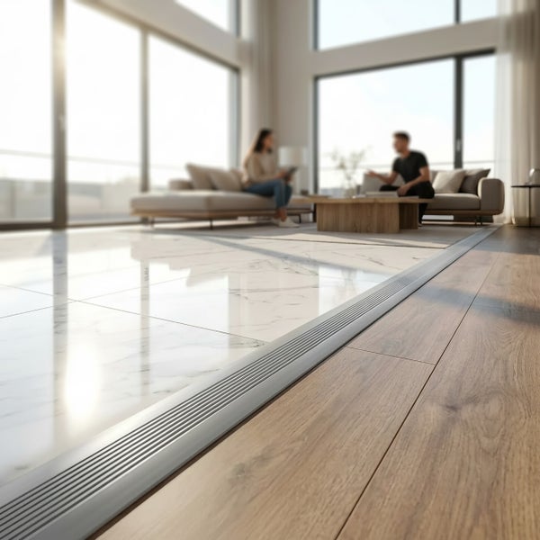 Bodenprofil zwischen Fliesen und Holzboden in einem Wohnzimmer.