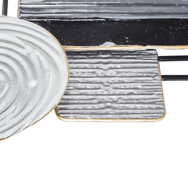 Esstisch mit Stühlen, Geschirr und Wanddekoration für eine stilvolle Einrichtung