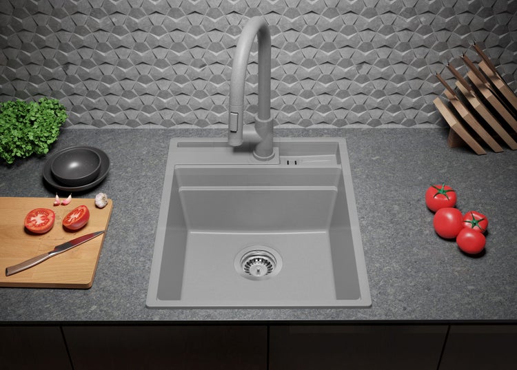 Küchenspüle mit Abtropffläche, Wasserhahn, Schneidebrett, Tomaten und Messer