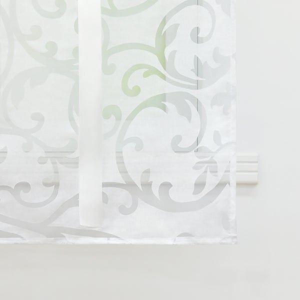 Gardine mit Schleife und Blumenmuster in einer Vase