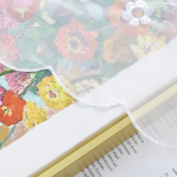Dekorative Tischdecke mit Blumenmuster und filigranen Details
