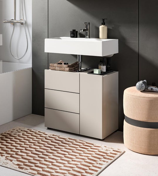 Badezimmer mit Waschtischunterschrank, Waschbecken, Spiegel und Badteppich für eine moderne Einrichtung.